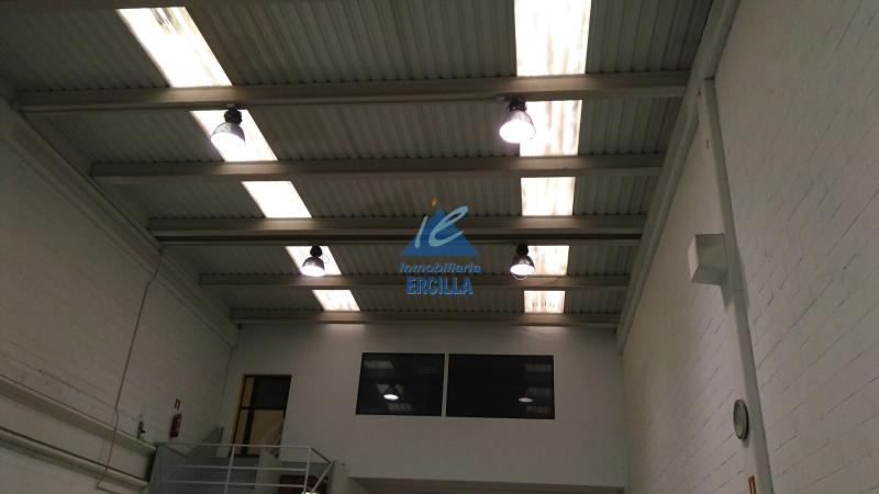 Pabellón en alquiler con buenas oficinas