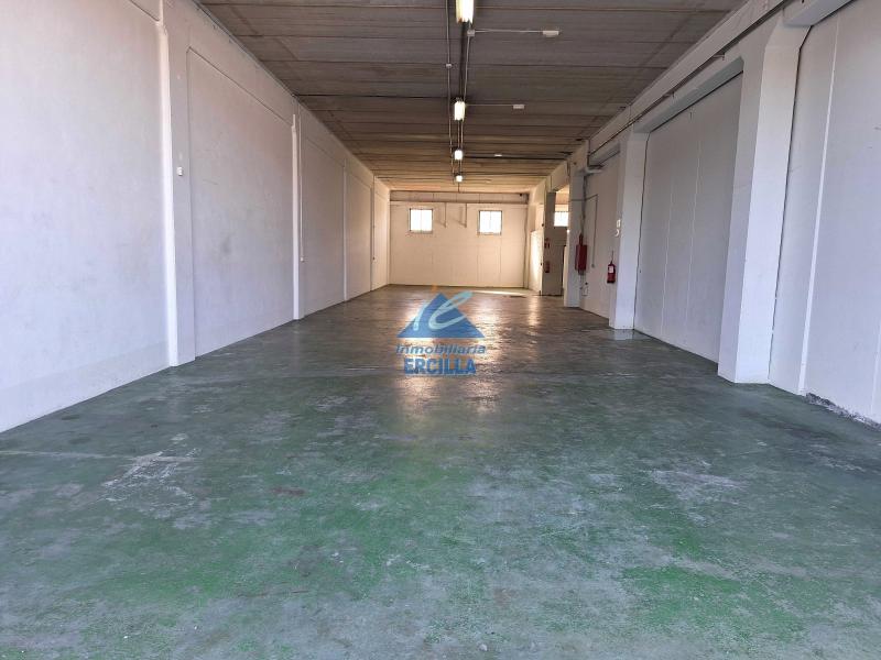 Pabellón industrial en primera linea