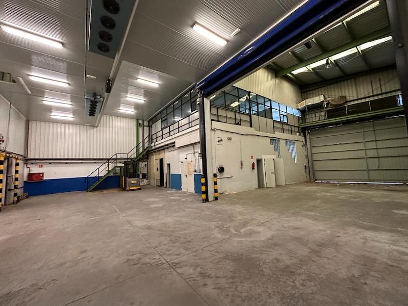 Nave industrial con cámaras de congelación