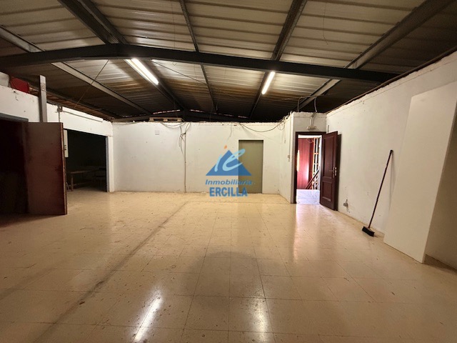 Nave con muelle de carga