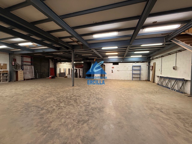 Nave con muelle de carga