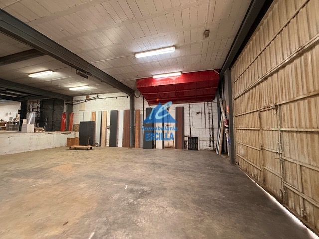 Nave con muelle de carga