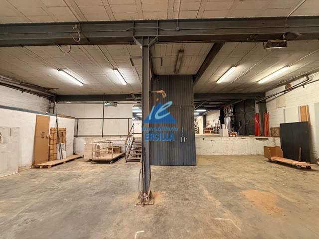 Nave con muelle de carga