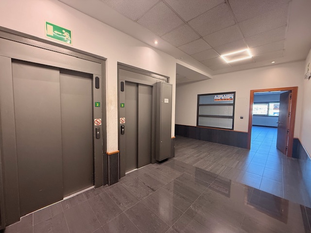 Oficina en alquiler exterior con garaje