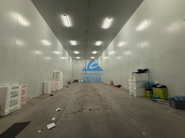 Nave industrial con cámaras de congelación