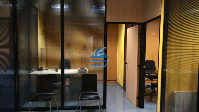 Pabellón en alquiler con buenas oficinas