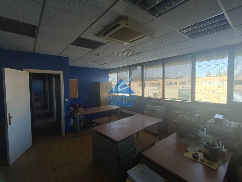 Pabellón industrial en venta con grúa puente
