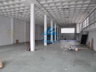 Nave instalada en alquiler con oficinas