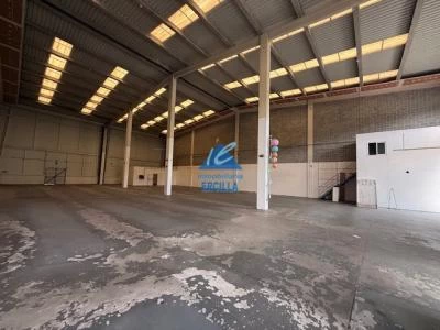 Miniatura de Nave comercial en primera linea de carretera en Galdakao
