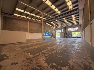 Miniatura de Nave comercial en primera linea de carretera en Galdakao